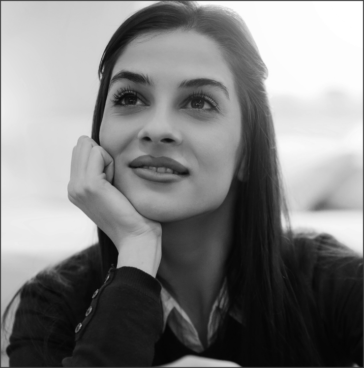 Beautiful Girl Watching Television M98C8HN@2x